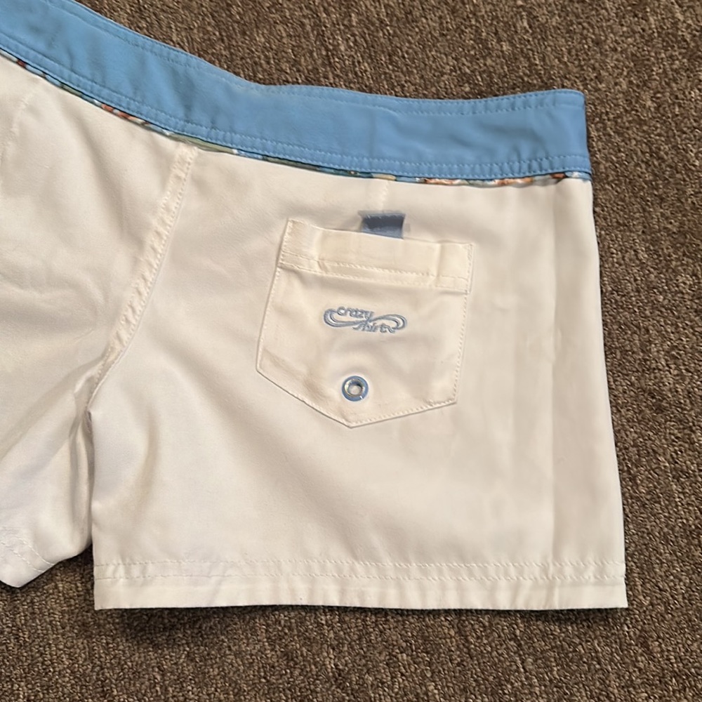 Women’s Reversible Floral/White Crazy Shirts Board Shorts *Like New* - Picture 13 of 14